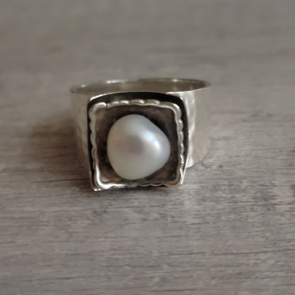 Elegant Silver Pearl Ring